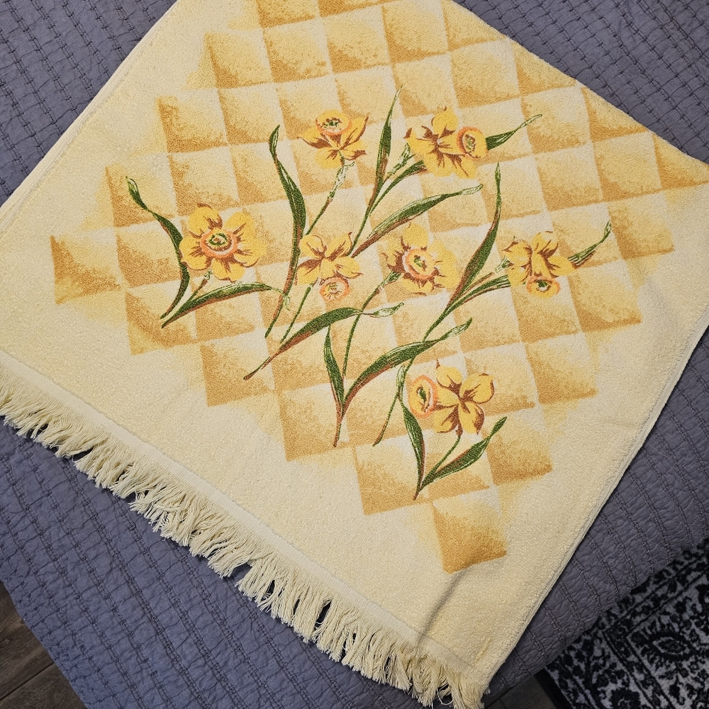 Vintage Daffodils Bath Towel
